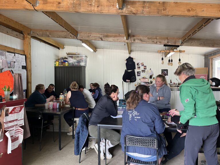 Discussion à l'écurie à l'Ecurie TEM